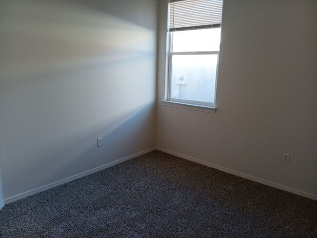 Building Photo - 3 Bedroom, 2 Bathroom Home! Available Soon!!