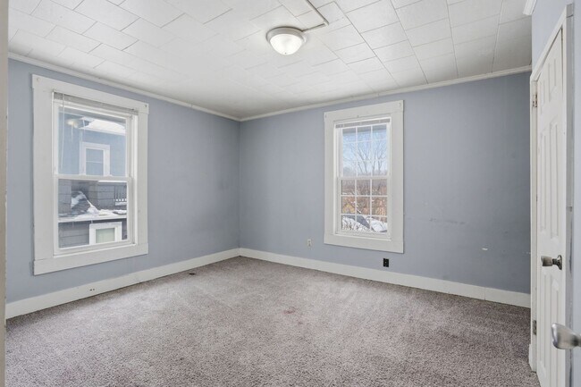 Building Photo - Spacious 4bed 2 bath home in Davenport