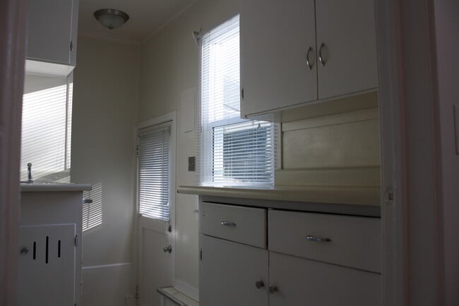 Building Photo - 2 Blocks from the river!!