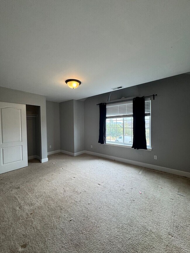 Building Photo - HUGE PET FRIENDLY Rental