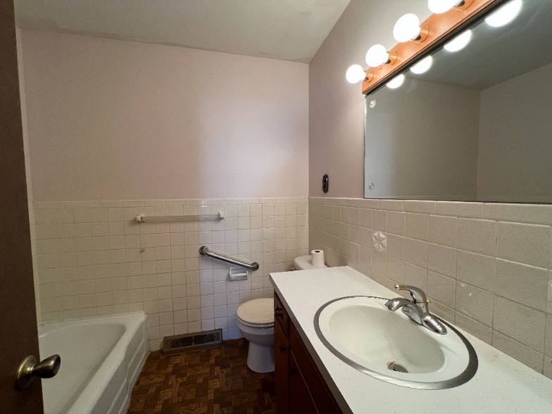 Building Photo - 7412 Warren W