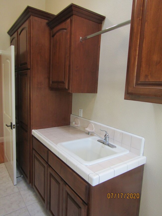 Building Photo - Orcutt Single Story Private Entry Granny Unit
