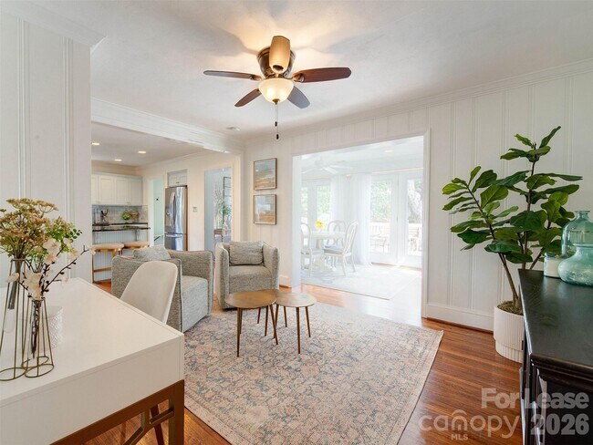 Building Photo - 3221 Sunset Dr