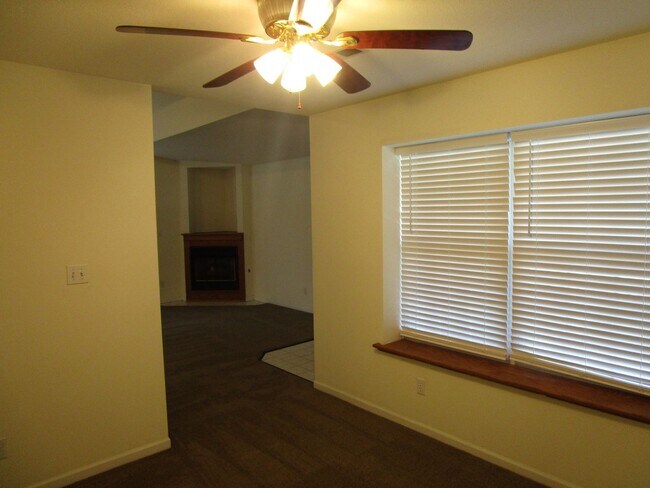 Building Photo - 1704-1706-1706 Louise Cir