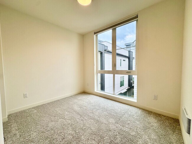 Building Photo - Ballard Townhome
