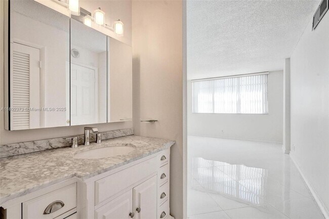 Building Photo - 3113 S Ocean Dr