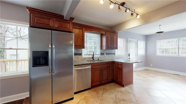 Building Photo - 2599 Eastwood Dr