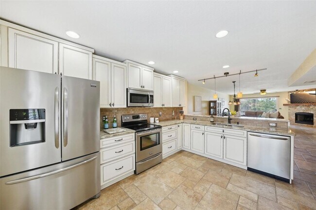 Building Photo - 637 Pinellas Bayway