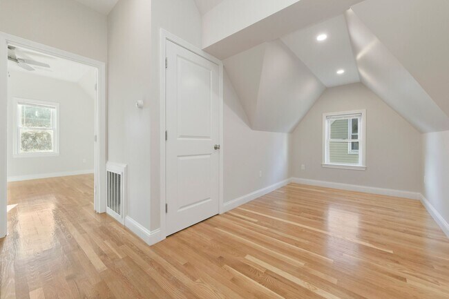 Building Photo - Renovated 4 bed 2 bath in Brighton!!!