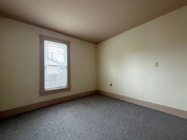 Building Photo - 22 - 22 1/2  Willis Ave