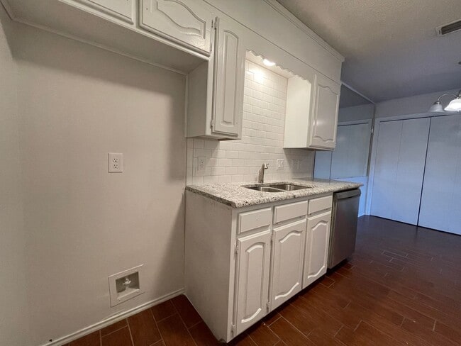 Building Photo - AVAILABLE NOW - 2 Bedroom 1 Bath Two Story...
