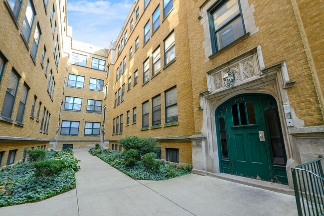 Primary Photo - Beautiful 2Bed/1Bath in South Shore!