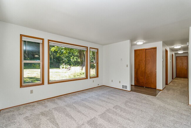 Building Photo - Home on Acreage with Mountain views