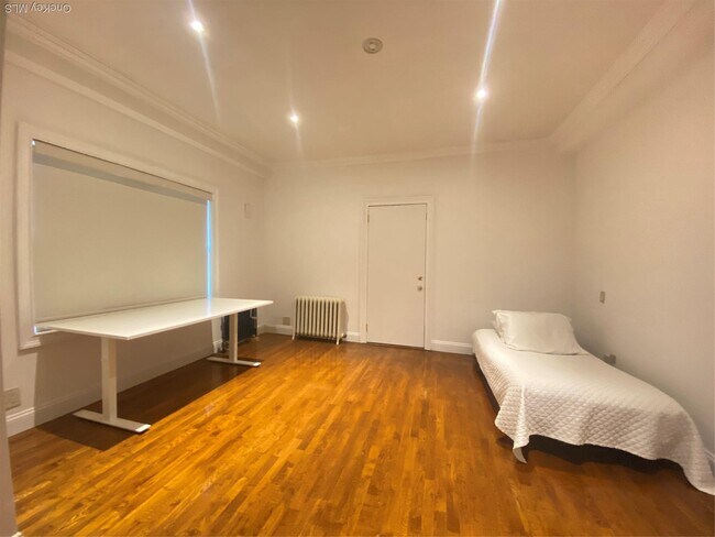 Building Photo - 84-80-84161 161st St