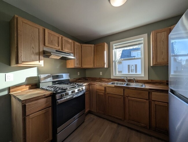 Building Photo - Newly Renovated 4 bedroom house