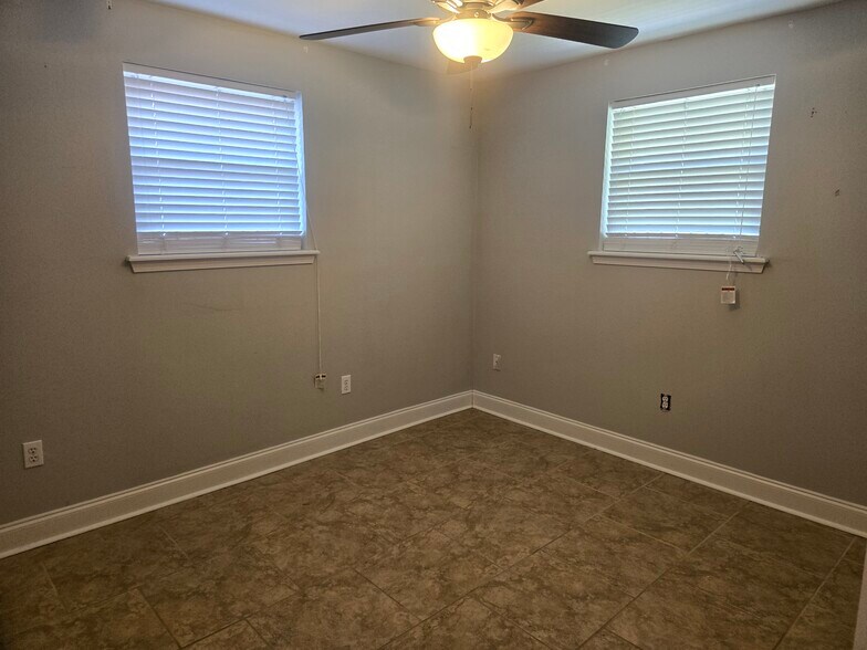 Building Photo - 4859 Camelot Dr