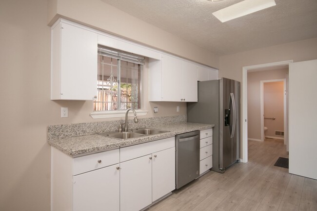 Building Photo - Beautifully Remodeled NE Heights/Uptown Ar...