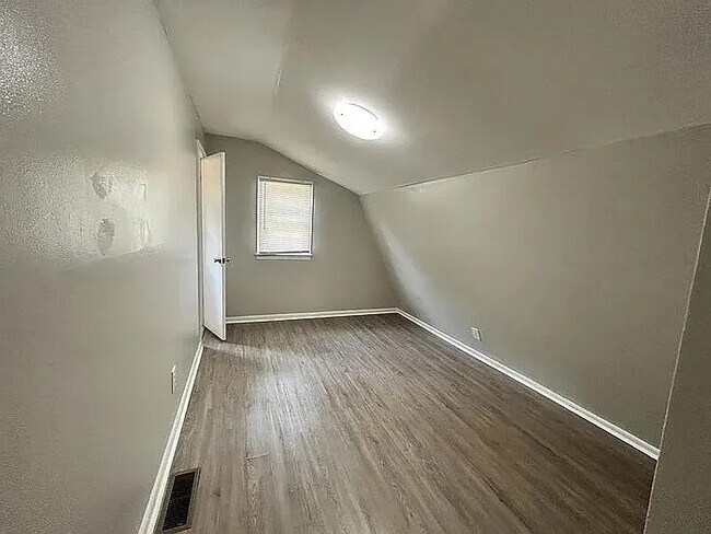 Building Photo - 3 Bedroom 1.5 Bathroom