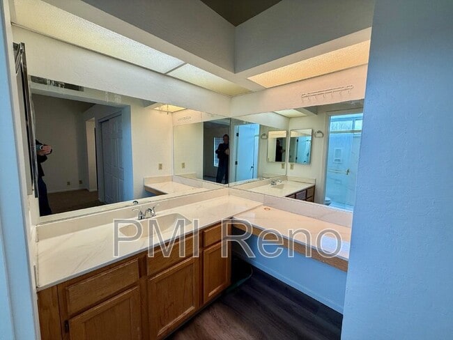 Building Photo - 2402 Skyview Dr