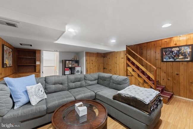 Building Photo - 5816 N Kings Hwy