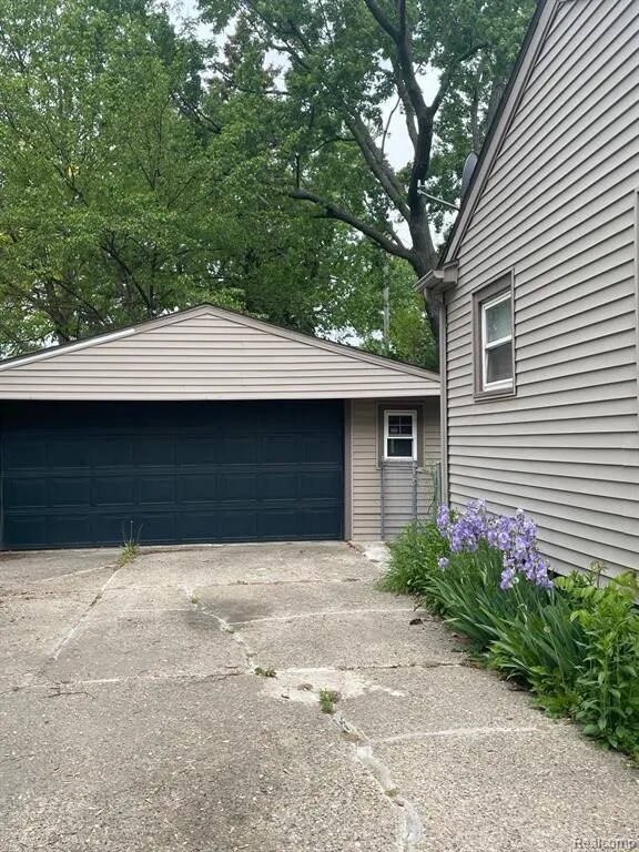 Building Photo - 32851 Linderman Ave