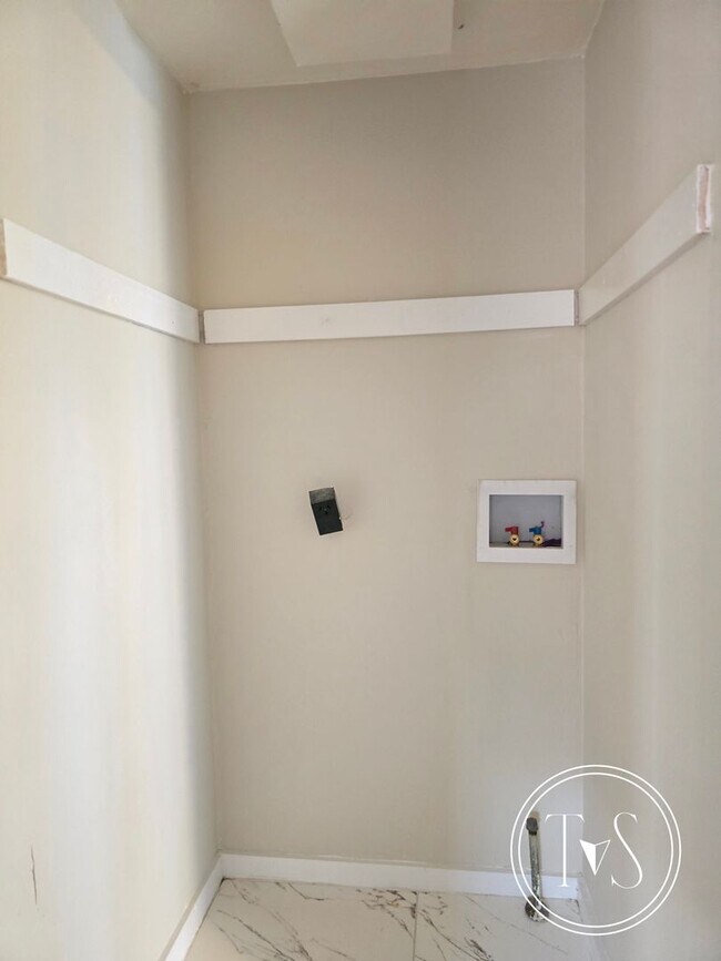 Building Photo - RATE DROP ALERT (was $1600/month)!