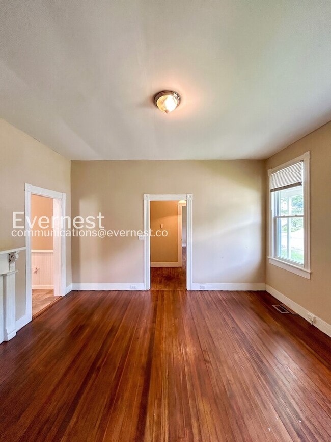Building Photo - 3 Bed, 1 Bath Home with Driveway and Hardwood Floors | Housing Vouchers Accepted |  Available Now!