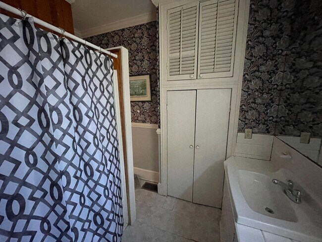 Building Photo - 302 S Edisto Ave