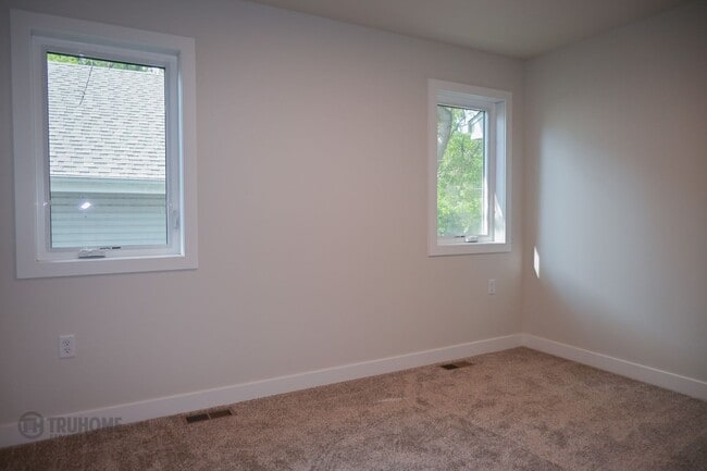 Building Photo - *RENT SPECIAL* Spacious 4 Bed, 2 Bath Sing...