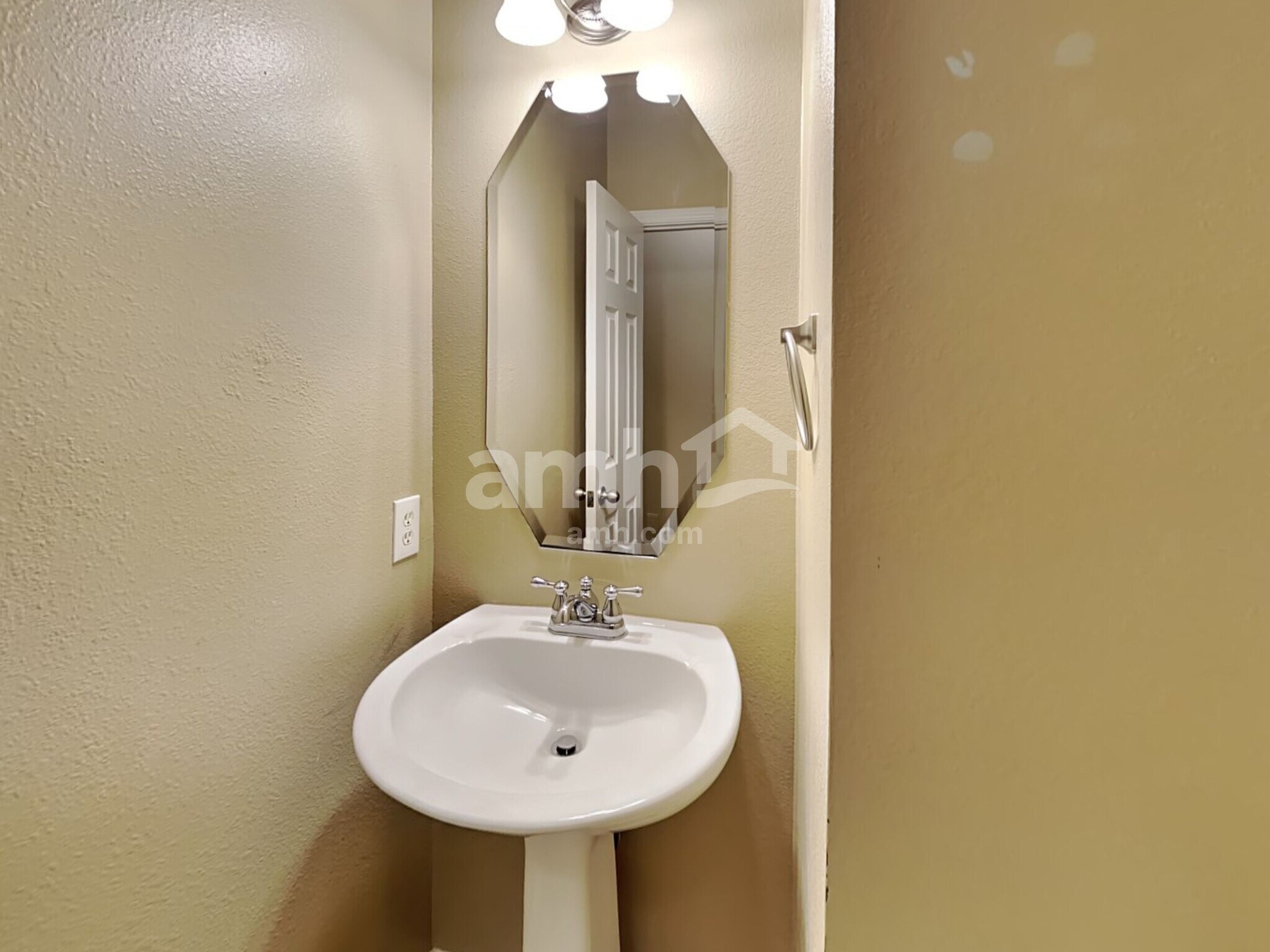 Building Photo - 2718 Lakecrest Way Dr