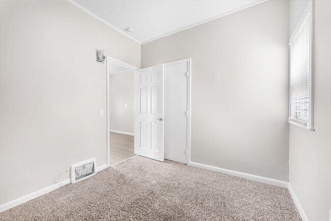 Building Photo - 647 Elm St