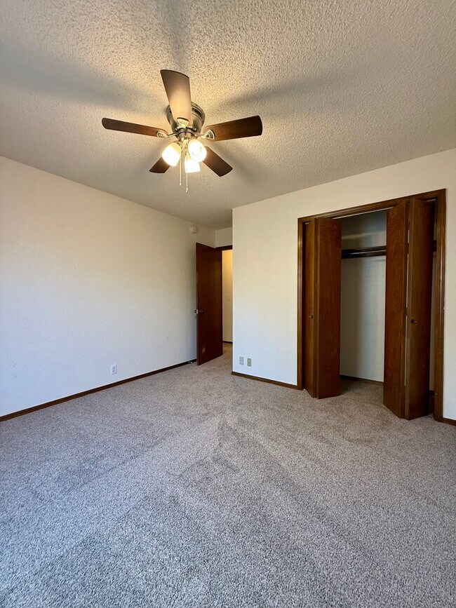 Building Photo - 3 bed, 2 bath Home in Ripple Creek!