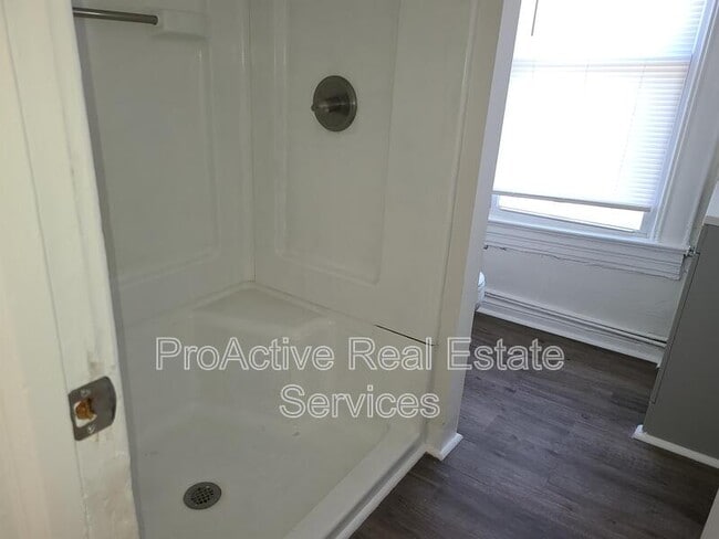 Building Photo - 3225 Lyons Ave