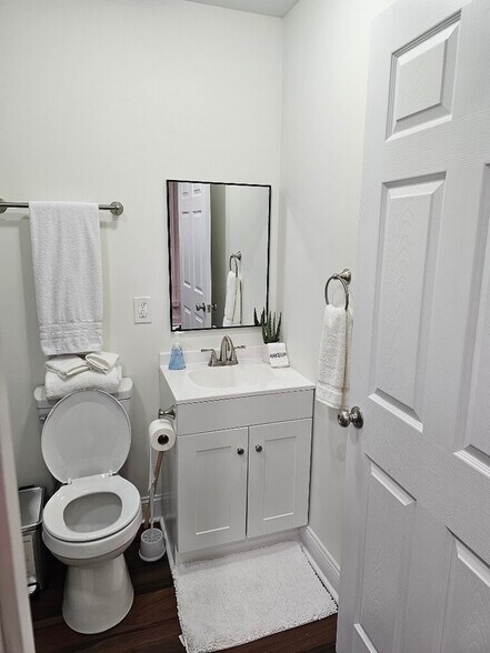 Building Photo - 107 David St