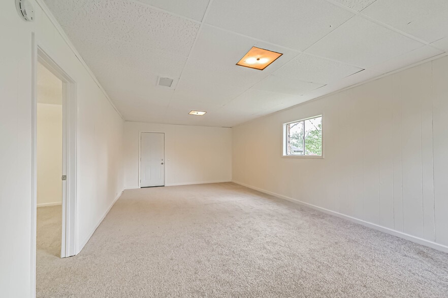 Building Photo - 202 Lakewood Dr