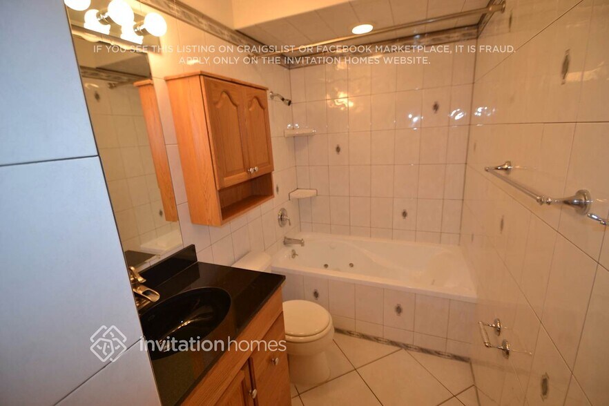 Building Photo - 16610 Robinhood Dr