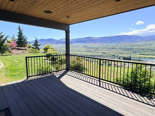 Building Photo - Luxury, golf course living with VIEWS! 3+ bed, 3 bath, three car garage and so much more!