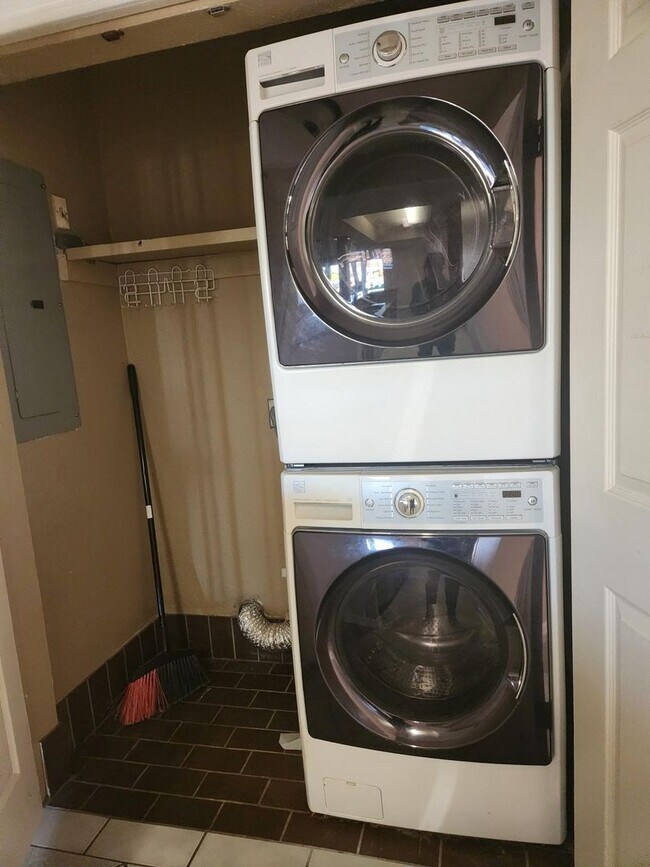 Building Photo - Pier West Condo