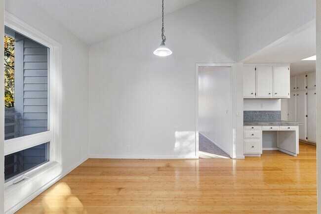 Building Photo - Spacious Home ! Huge living room, 2nd family room, kitchen nook and extra room off kitchen. Large...