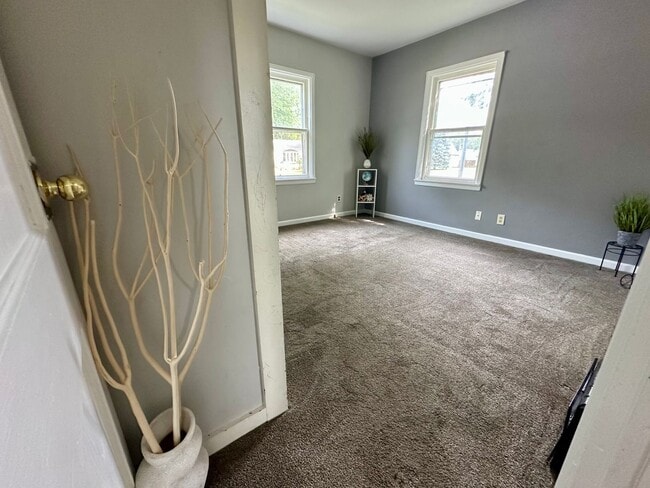 Building Photo - 2 bed, 1 bath home for rent in Waterloo