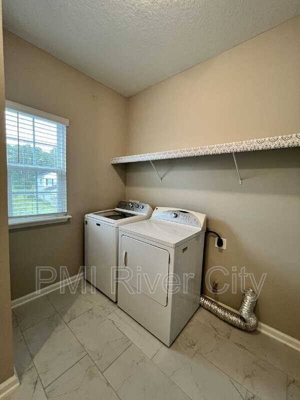 Building Photo - 125 Farmfield Dr