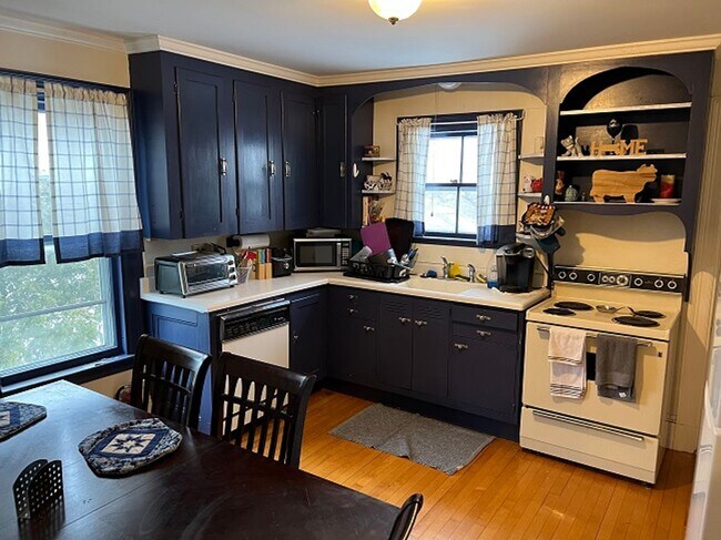 Primary Photo - 66 Main St