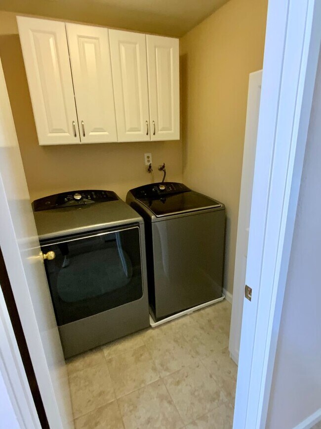 Building Photo - Private location!  SkyWest Townhome for rent