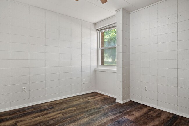 Building Photo - 3 bed/2 bath. Close to Campus. Pet Friendly.