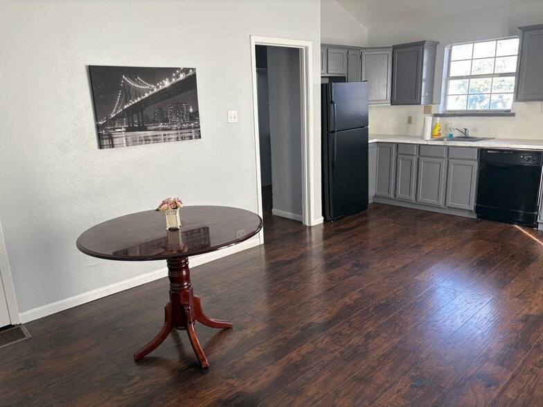 Building Photo - 12404 Sunland St