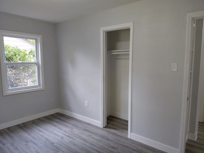Building Photo - 2 bedroom 1 bath house