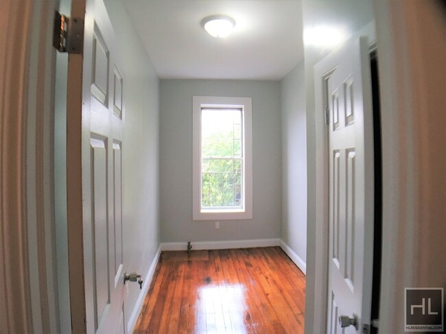 Building Photo - NEWLY RENOVATED 3.5  BEDROOMS/1.5 BATHS  P...