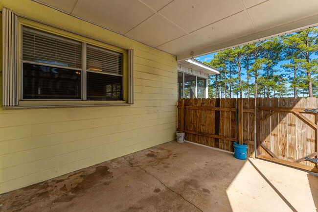 Building Photo - Great home close to the water!