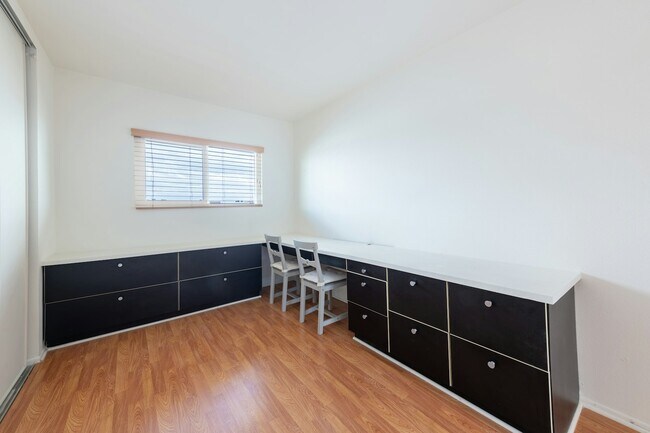 Building Photo - 5412 Lindley Ave
