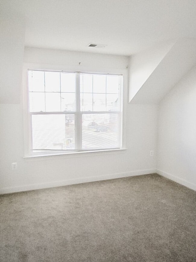 Building Photo - Beautiful 3 Bed 3.5 Bath Interior Townhome In Much Sought After Blooms Mill